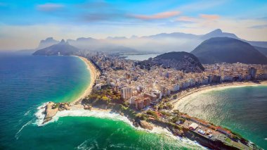 Brezilya Rio de Janeiro 'daki ünlü Copacabana Sahili ve Ipanema Sahili' nin havadan görünüşü
