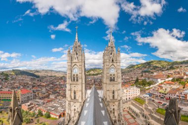 Ekvador 'daki Basilica del Voto Nacional ve Quito şehir merkezi