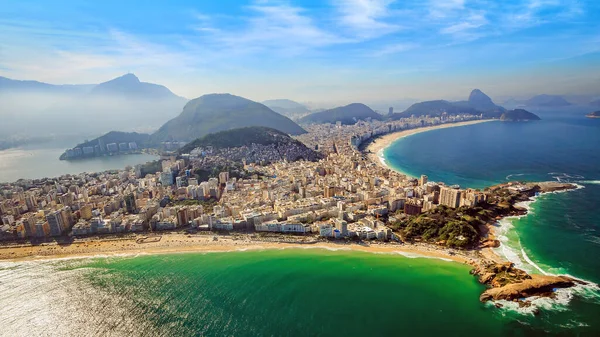 Brezilya Rio de Janeiro 'daki ünlü Copacabana Sahili ve Ipanema Sahili' nin havadan görünüşü