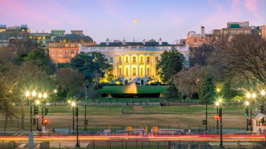 Washington, D.C. 'deki Beyaz Saray alacakaranlıkta.
