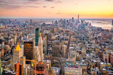 Manhattan 'ın günbatımında gökyüzü manzarası, New York, ABD