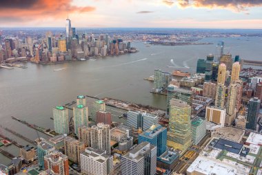 Günbatımında Manhattan ve New Jersey 'nin gökyüzü manzarası, New York, ABD