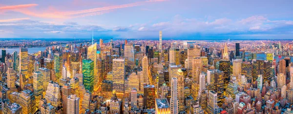 美国纽约市日落时曼哈顿天际线的空中景观 — 图库照片