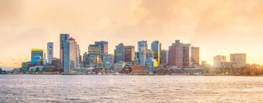ABD 'de alacakaranlıkta gökdelenlerle Boston' un panorama manzarası