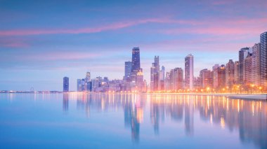 Chicago şehir merkezi, gün batımında ufuk çizgisi Illinois, ABD