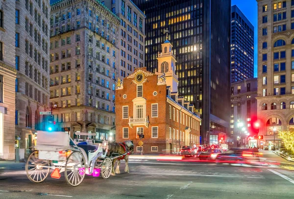 マサチューセッツ州ボストンの夕暮れ時に金融地区で古いステートハウスと移動ブラーキャリッジ — ストック写真