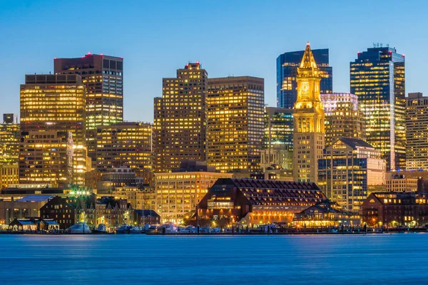 在暮色的暮色中 波士顿摩天大楼耸立在水面上的全景 — 图库照片