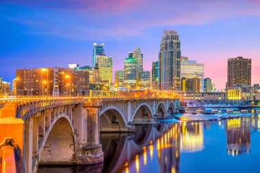 Minneapolis şehir merkezi gün batımında Minnesota, ABD 'de ufuk çizgisi
