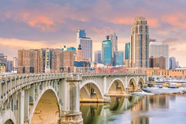 Minneapolis şehir merkezi gün batımında Minnesota, ABD 'de ufuk çizgisi