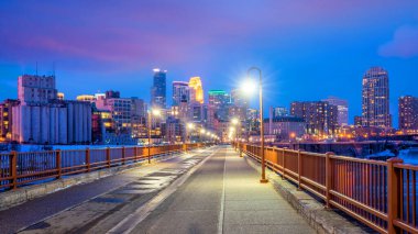 Minneapolis şehir merkezi gün batımında Minnesota, ABD 'de ufuk çizgisi