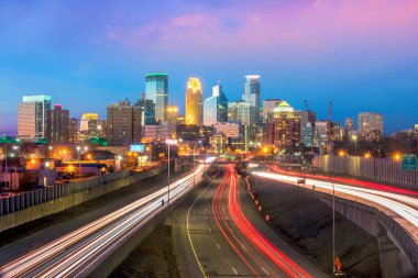 Minneapolis şehir merkezi gün batımında Minnesota, ABD 'de ufuk çizgisi