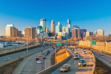 Minneapolis şehir merkezi gün batımında Minnesota, ABD 'de ufuk çizgisi