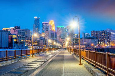 Minneapolis şehir merkezi gün batımında Minnesota, ABD 'de ufuk çizgisi