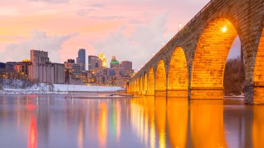 Minneapolis şehir merkezi gün batımında Minnesota, ABD 'de ufuk çizgisi
