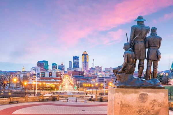 Des Moines Iowa Skyline Usa Pioneer Former Territory Statue More — Stock Photo, Image