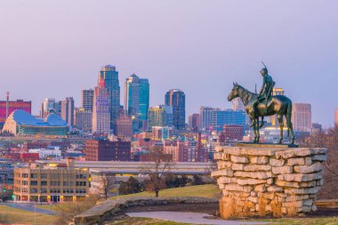 Kansas 'ın merkezine bakan Scout. Scout ünlü bir heykeldir (108 yaşında). Dallin tarafından 1910 'da tasarlandı. 