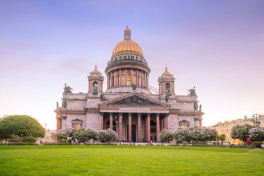 St. Petersburg 'daki Aziz Isaac Katedrali, alacakaranlıkta Rusya