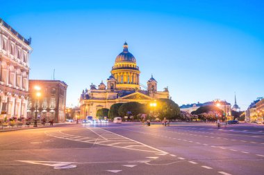 St. Petersburg 'daki Aziz Isaac Katedrali, alacakaranlıkta Rusya