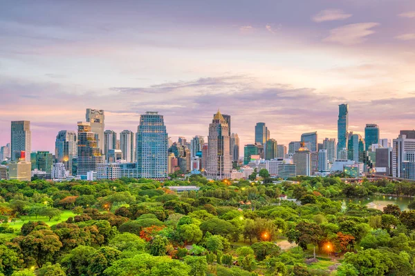 Gün Batımında Tayland Lumpini Parkı Ile Bangkok Şehir Silueti — Stok fotoğraf