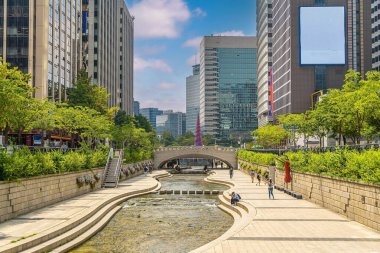Cheonggyecheon, Güney Kore, Seul şehir merkezinde modern bir dinlenme yeri.