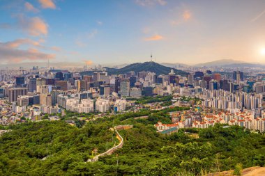 Seul şehir merkezi gökyüzü, gün batımında Güney Kore şehir manzarası.