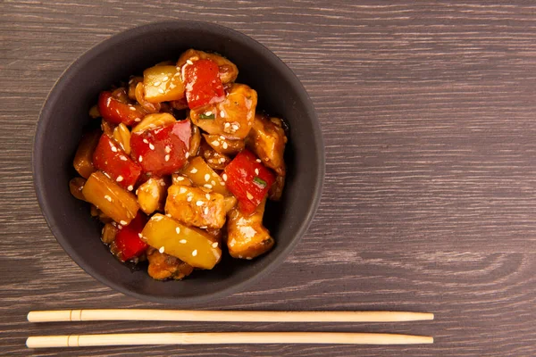 Schaken Kip Zwarte Kom Houten Achtergrond Chinees Eten — Stockfoto