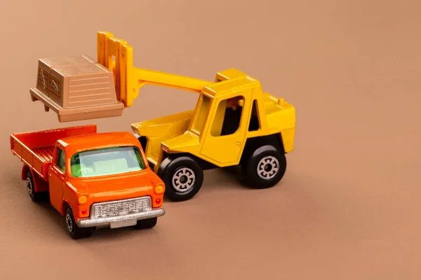 Heftruck Laden Een Vrachtwagen Miniatuur Metalen Speelgoed — Stockfoto