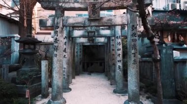 Japon dini binasının manzara görüntüleri