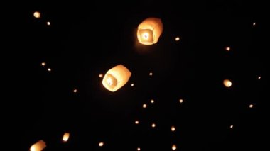 gece gökyüzünde kağıt fenerler arasında uçan drone havadan görüntüleri