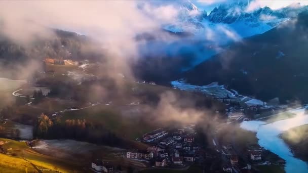 Luftaufnahmen Der Herbstlichen Berglandschaft — Stockvideo