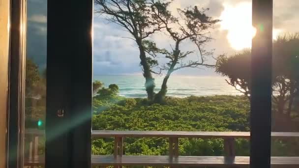 Ruhige Filmaufnahmen Aus Dem Fenster Des Schönen Welligen Meeres Bei — Stockvideo