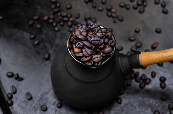 Xícara Café Preto Fundo Preto Com Grãos Café Torrados — Fotografia de Stock