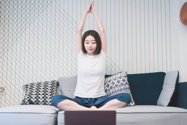 Ung Asiatisk Kvinna Som Tar Online Yoga Lektion Vardagsrummet — Stockfoto