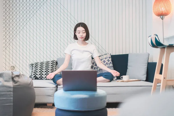 Mujer Asiática Joven Tomando Una Lección Yoga Línea Sala Estar —  Fotos de Stock