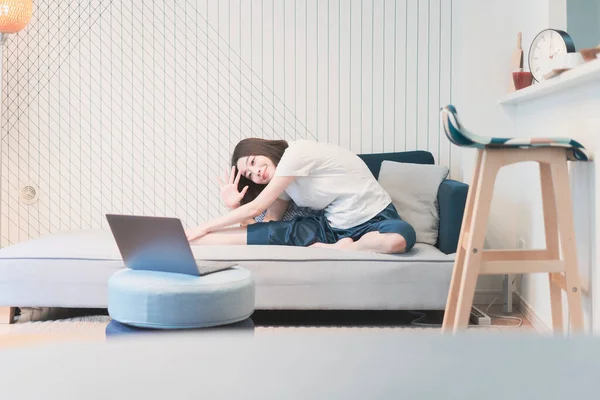 Mujer Asiática Joven Tomando Una Lección Yoga Línea Sala Estar — Foto de Stock