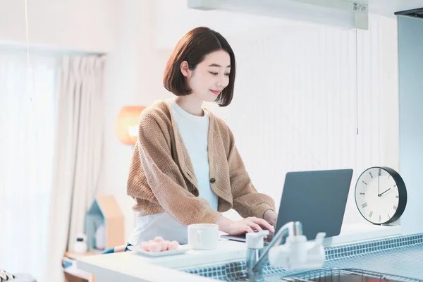 Asiática Joven Mujer Comunicando Línea Utilizando Ordenador Portátil Casa Habitación —  Fotos de Stock