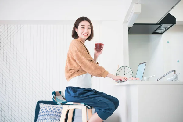 アジアの若い女性は自宅でラップトップでリモートで作業 — ストック写真