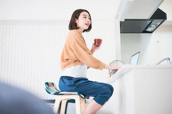 Asiática Jovem Mulher Trabalhando Remotamente Com Laptop Quarto Casa — Fotografia de Stock