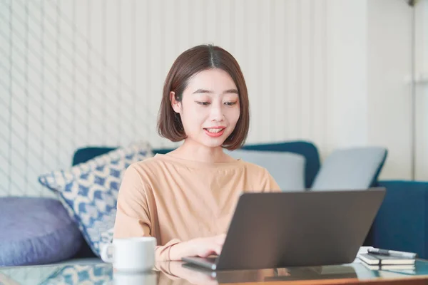 Asiática Joven Mujer Comunicando Línea Utilizando Ordenador Portátil Casa Habitación —  Fotos de Stock