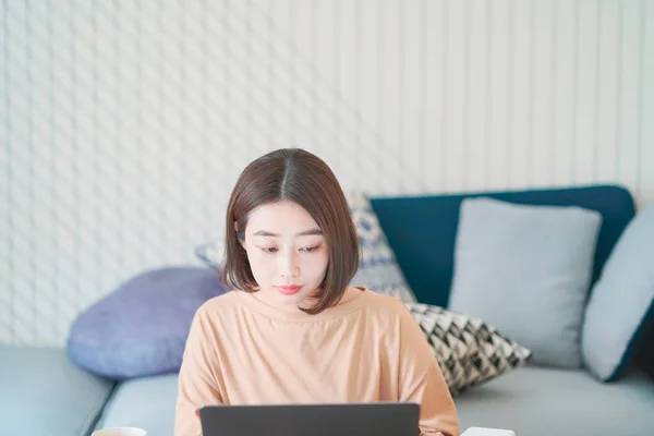 Asiática Jovem Mulher Trabalhando Remotamente Com Laptop Quarto Casa — Fotografia de Stock