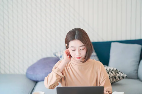 Азійська Молода Жінка Працює Віддалено Ноутбуком Кімнаті — стокове фото