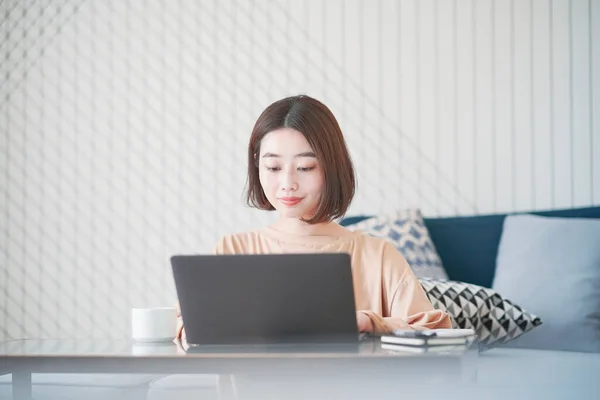 Asiática Jovem Mulher Trabalhando Remotamente Com Laptop Quarto Casa — Fotografia de Stock