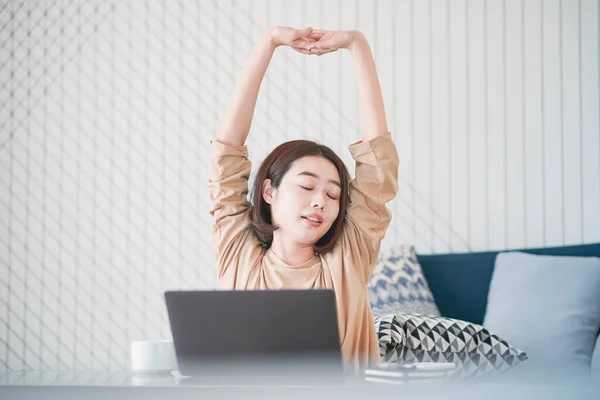 Asiática Joven Mujer Trabajando Remotamente Con Ordenador Portátil Habitación Casa — Foto de Stock