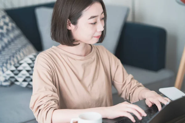 Asiática Jovem Mulher Trabalhando Remotamente Com Laptop Quarto Casa — Fotografia de Stock