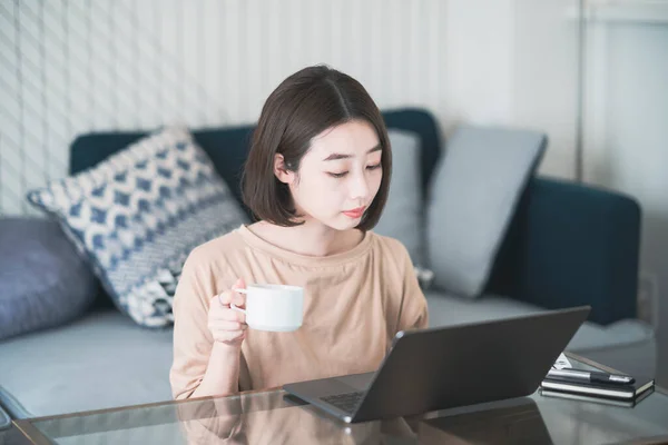 Asiática Jovem Mulher Trabalhando Remotamente Com Laptop Quarto Casa — Fotografia de Stock