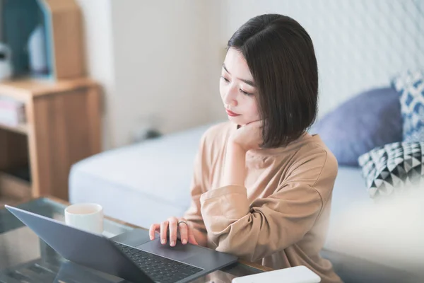 Asiática Jovem Mulher Trabalhando Remotamente Com Laptop Quarto Casa — Fotografia de Stock