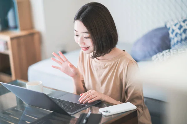 Asiático Jovem Mulher Comunicando Online Usando Laptop Casa Quarto — Fotografia de Stock