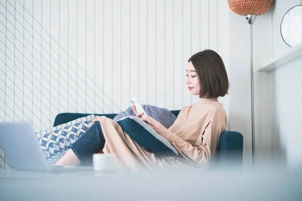 Asiatico Giovane Donna Relax Seduta Divano Soggiorno — Foto Stock