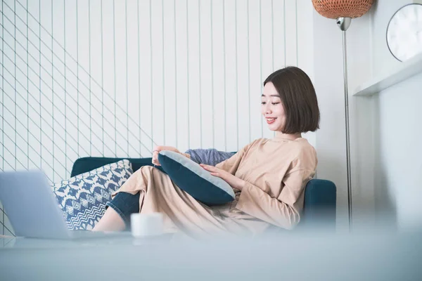 Asiática Joven Mujer Relajante Sentado Sofá Sala Estar — Foto de Stock