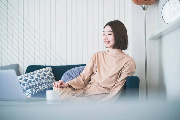 Asiática Joven Mujer Mirando Pantalla Del Ordenador Portátil Habitación Casa — Foto de Stock